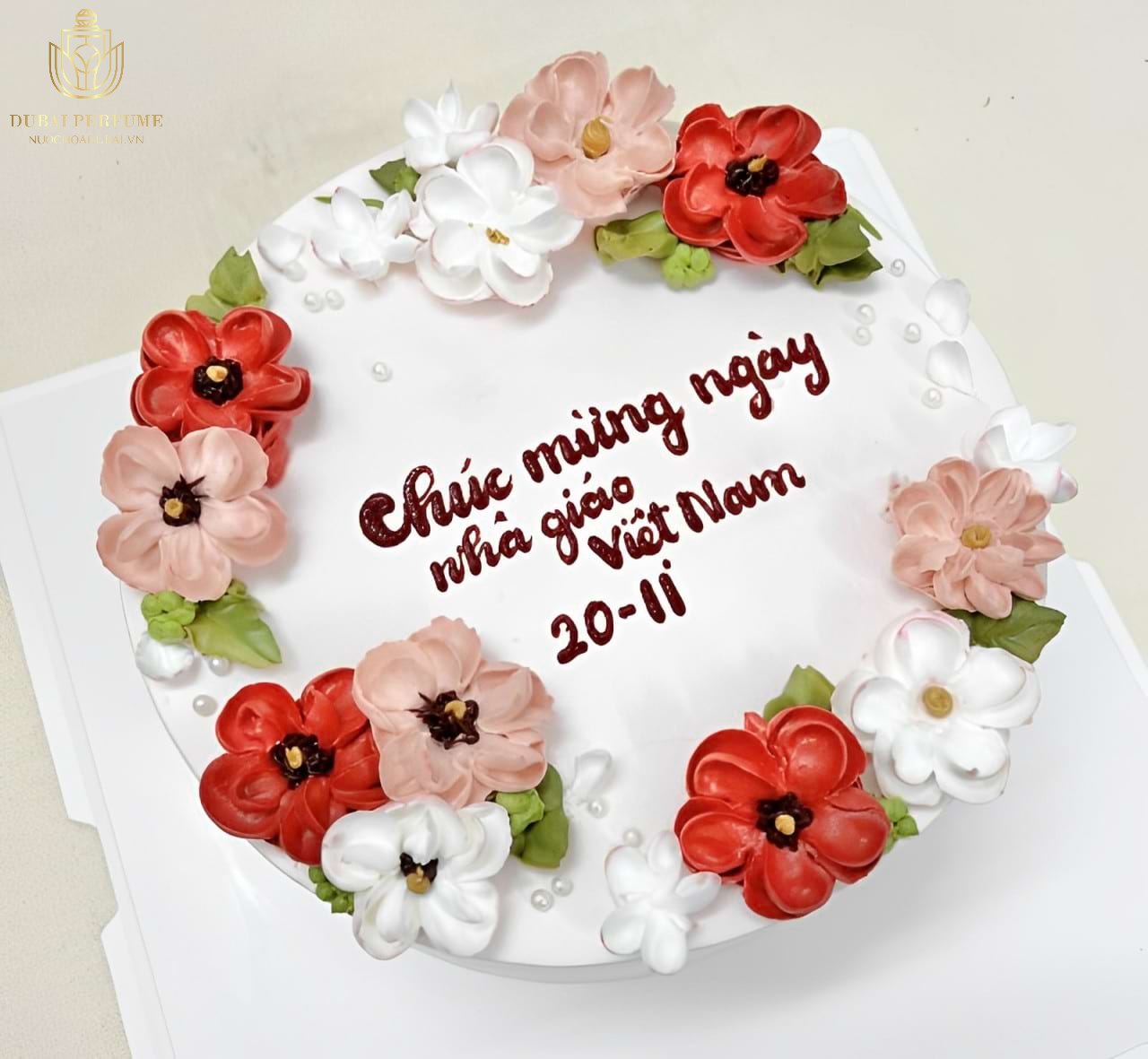 Tặng bánh kem cho thầy, cô giáo ngày Nhà giáo Việt Nam 20/11
