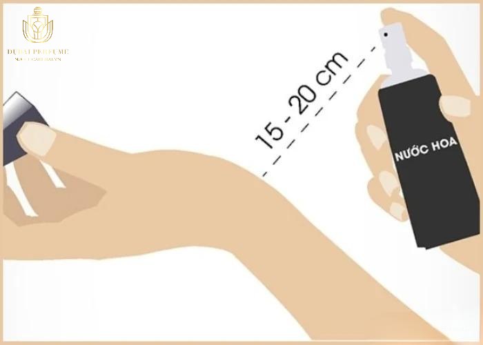 Lưu ý khoảng cách khi xịt nước hoa