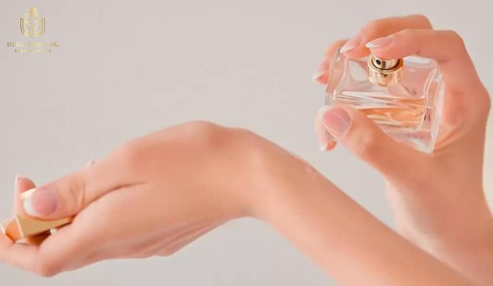 Xịt nước hoa trên cổ tay để giữ hương thơm lâu