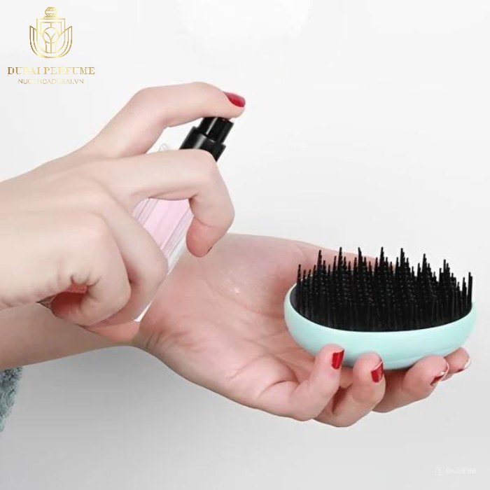 Xịt nước hoa lên lược chải tóc