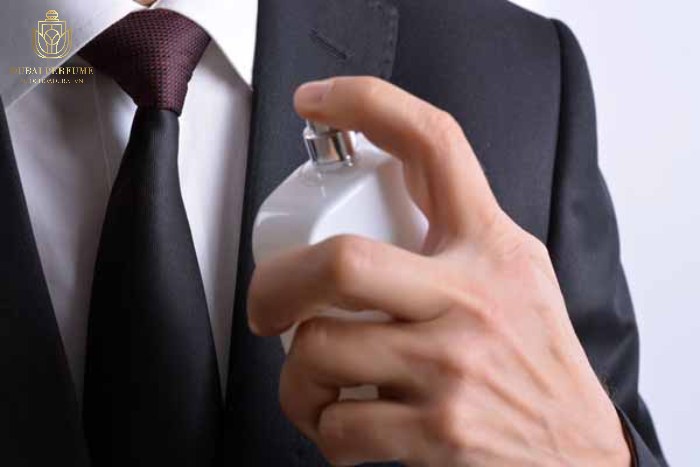 Xịt nước hoa lên quần áo