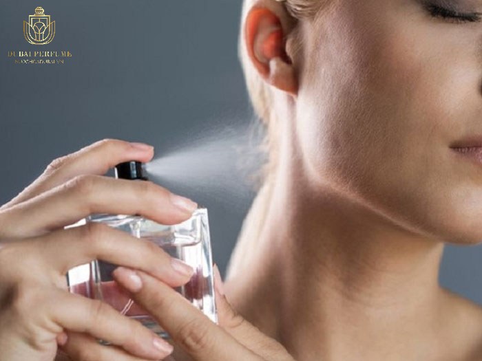 Xịt nước hoa vào sau tai