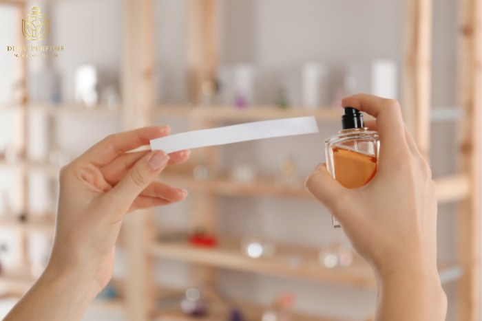 Nên xịt một lượng nước hoa vừa đủ