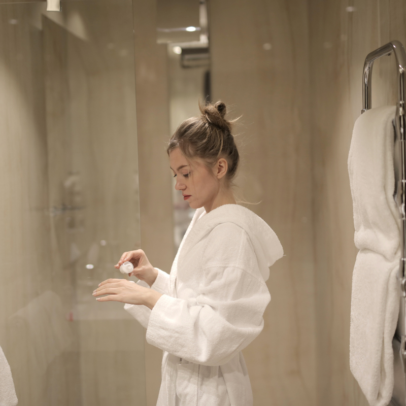 Hướng Dẫn Cách Xịt Nước Hoa Lưu Hương Lâu Cả Ngày