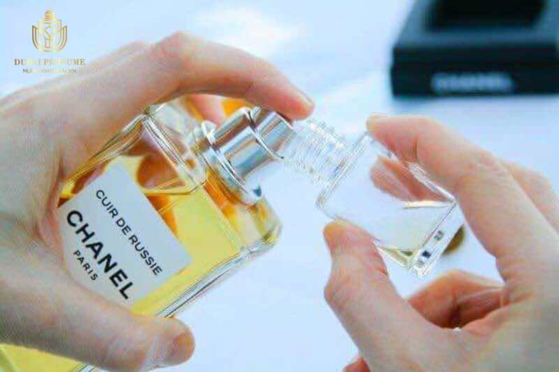 Cách chiết nước hoa sang chai nhỏ