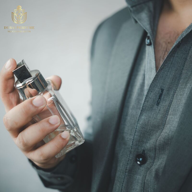 Có nên xịt nước hoa trực tiếp lên da? Cách xịt nước hoa an toàn thơm lâu