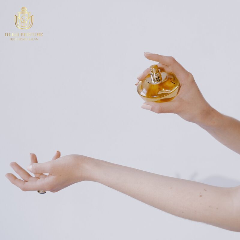 Có nên xịt nước hoa trực tiếp lên da? Cách xịt nước hoa an toàn thơm lâu